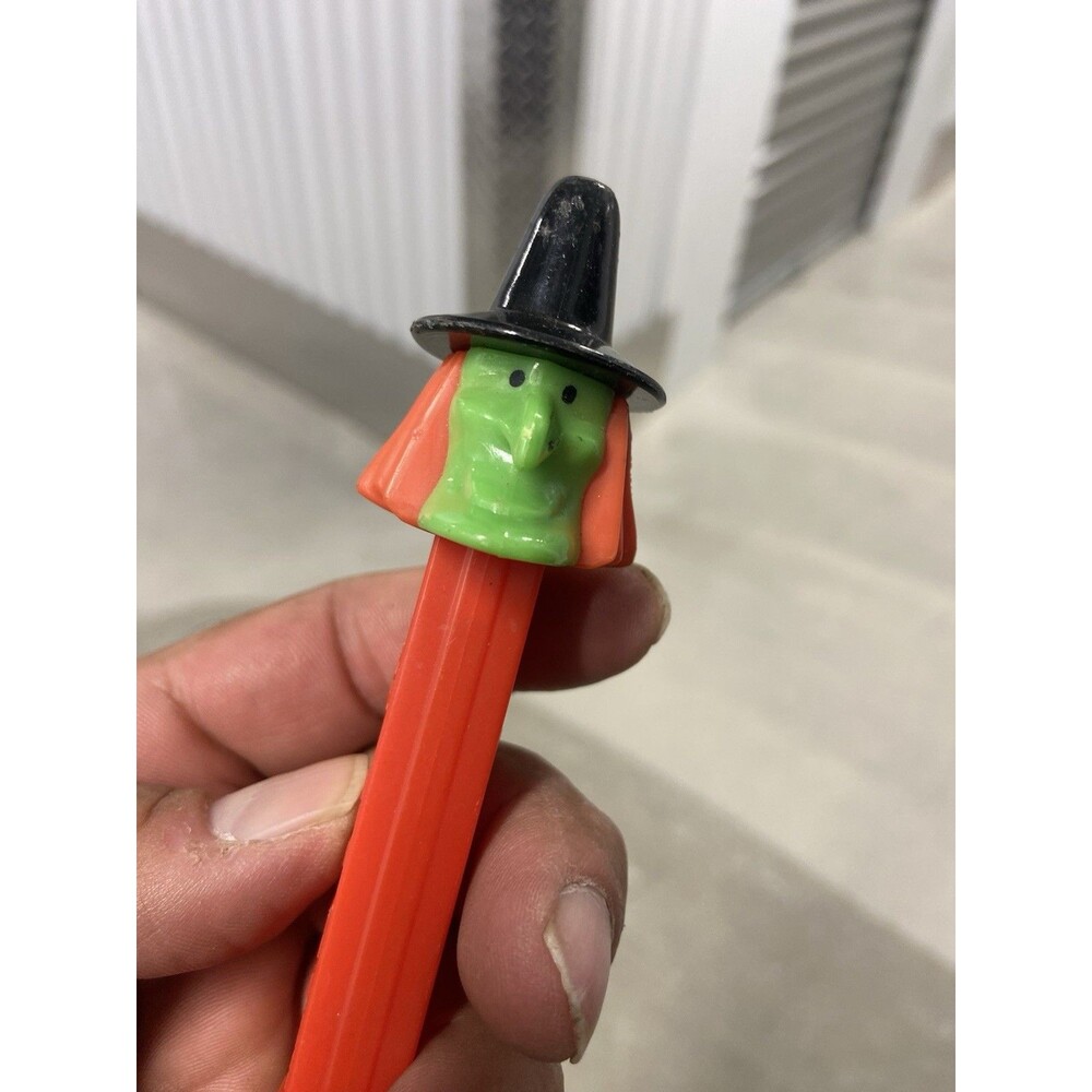 Rare Vintage PEZ No Feet Witch With Black Hat